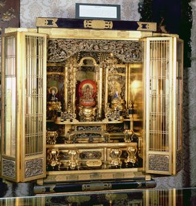 京都のダミオの宮殿にある仏壇神社には、階段状の仏塔の屋根（金色の木材）の寺院が描かれています。